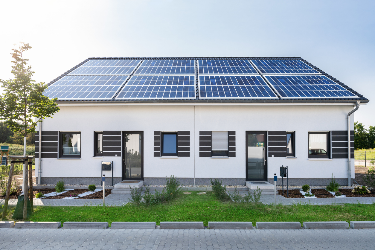 Deux logements mitoyens partageant une toiture entièrement couverte de modules photovoltaïques