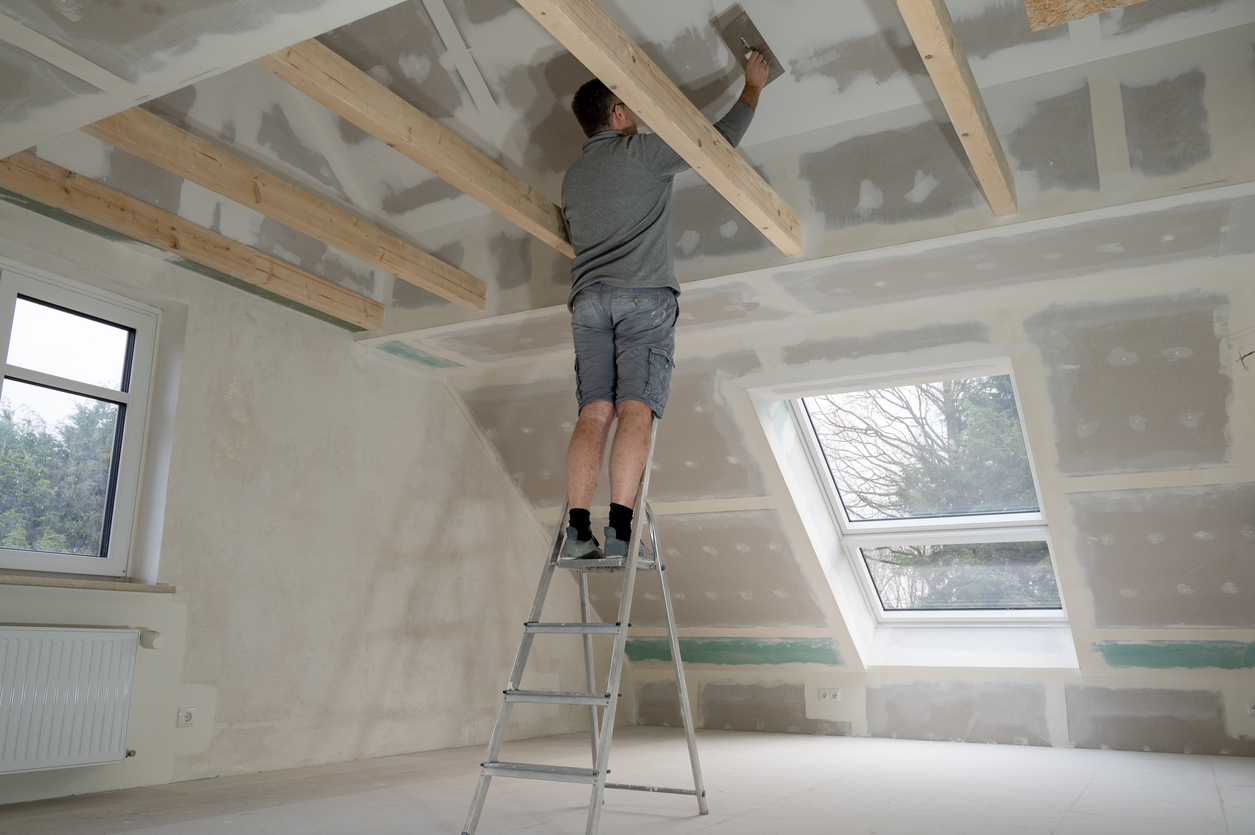 Lissage du plafond rampant sur ossature bois après isolation