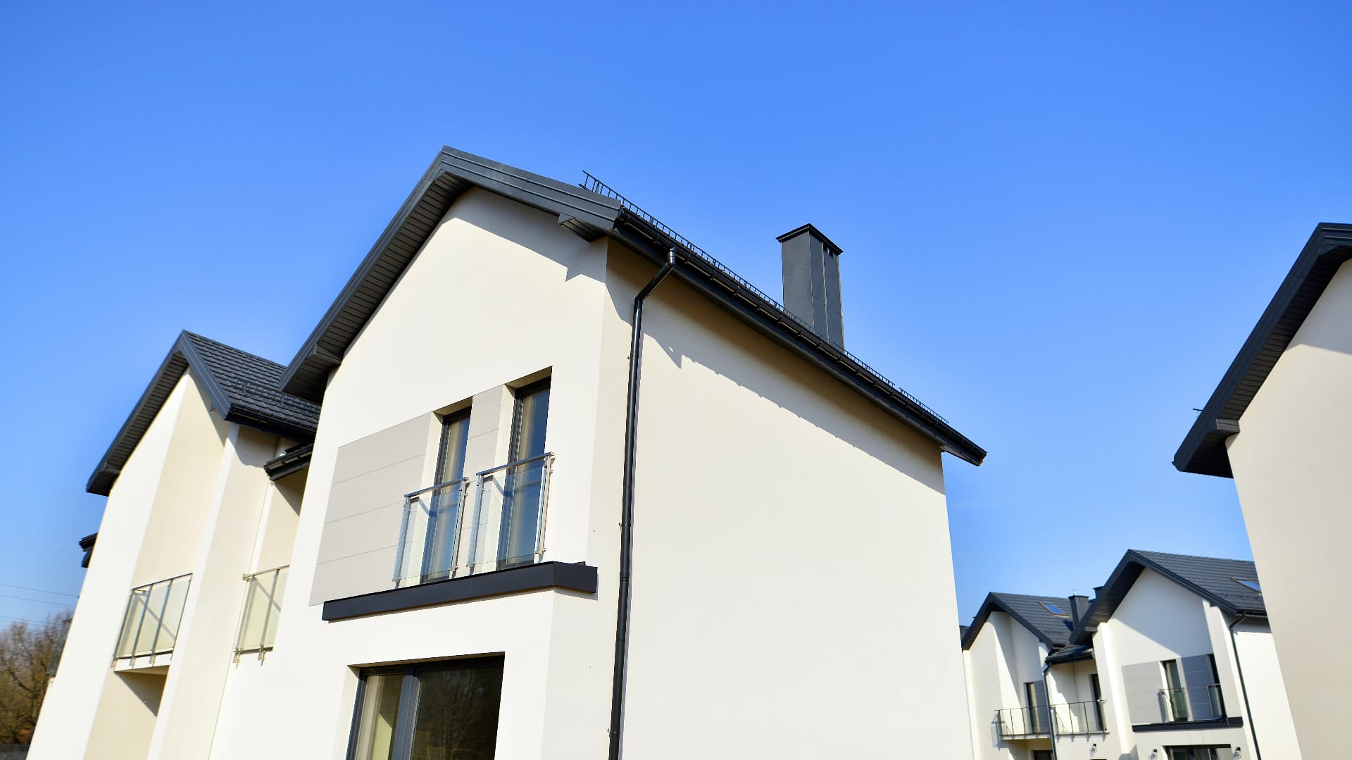 Pignon de maison individuelle terminé après isolation thermique par l'extérieur