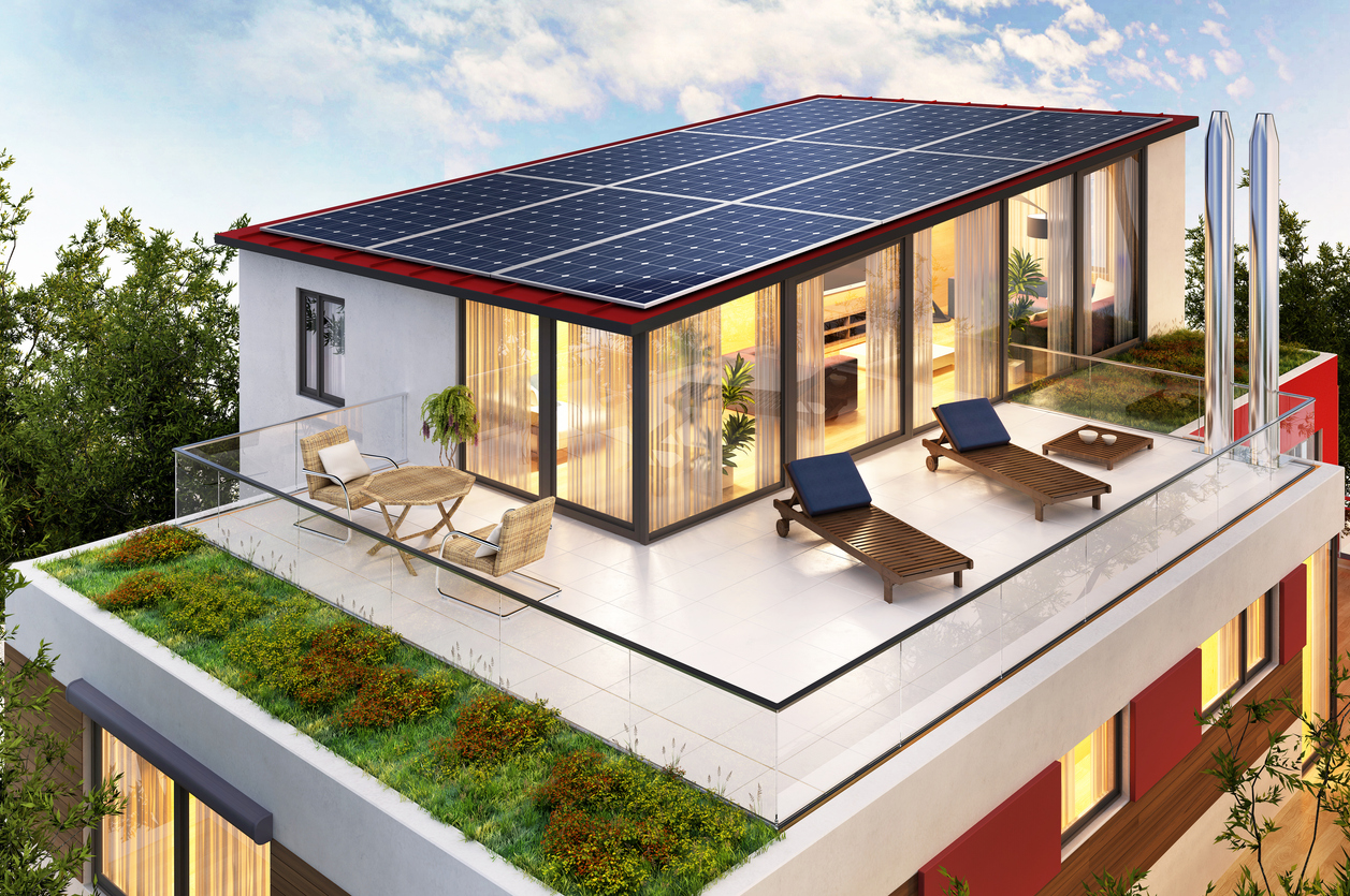 Maison contemporaine à toiture monopente couverte de modules photovoltaïques au-dessus d'une terrasse
