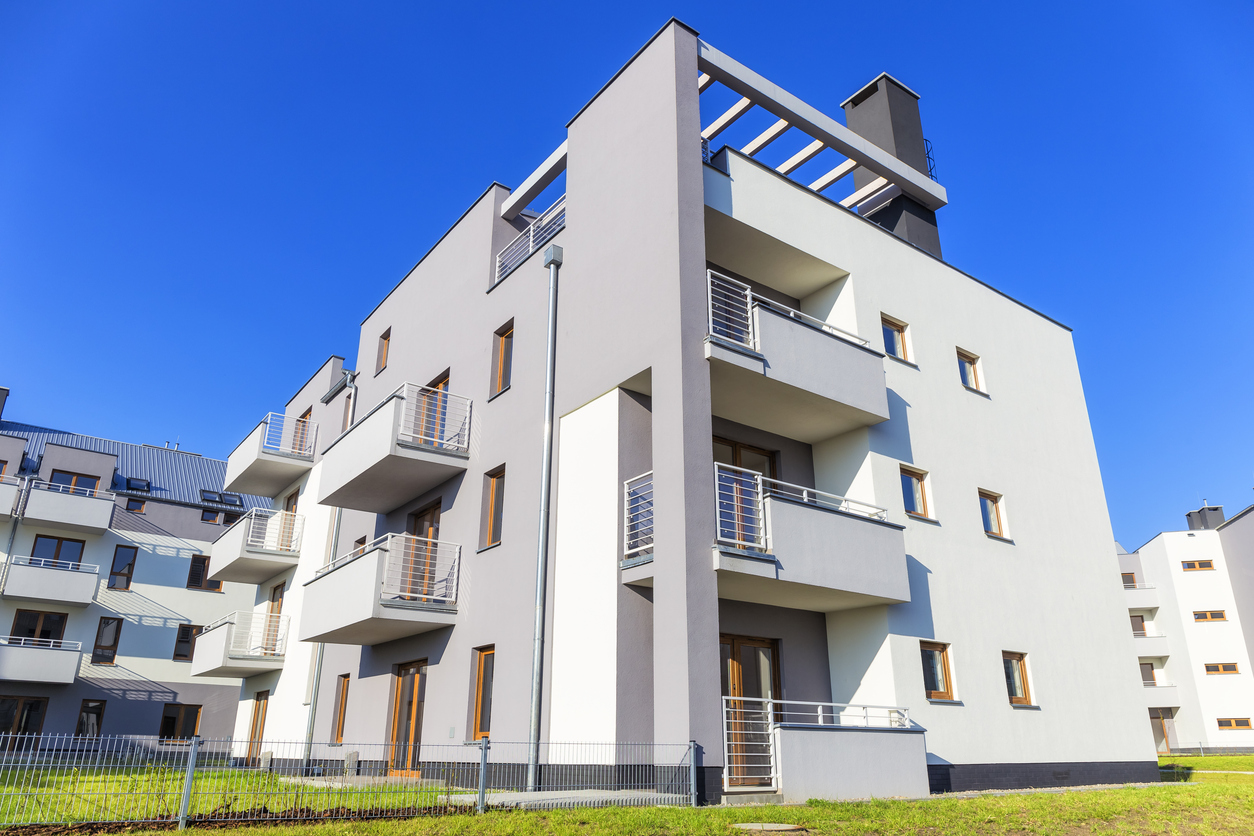 Petit immeuble collectif de trois étages après isolation thermique de ses façades par l'extérieur