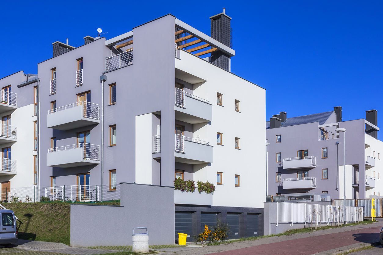 Résidence collective aux façades blanches isolées par l'extérieur, balcons et loggias en saillie