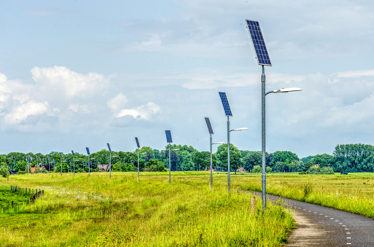Mâts solaires autonomes bordant une piste cyclable en zone rurale