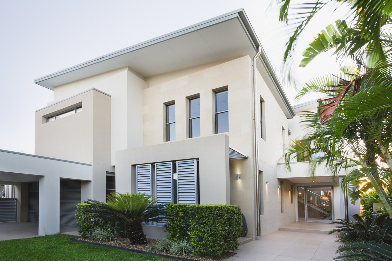 Villa contemporaine aux façades claires isolées par l'extérieur