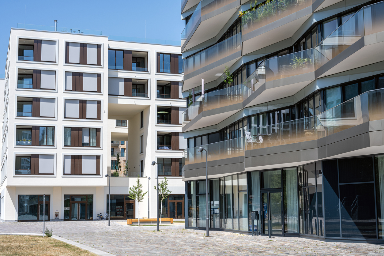 Bâtiment tertiaire avec surfaces vitrées et locaux en rez-de-chaussée, façades isolées