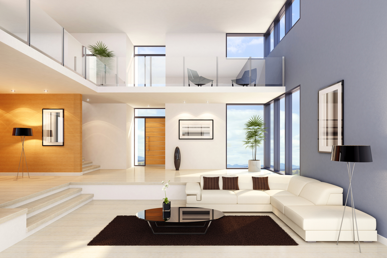 Séjour lumineux à double hauteur après rénovation des parois intérieures