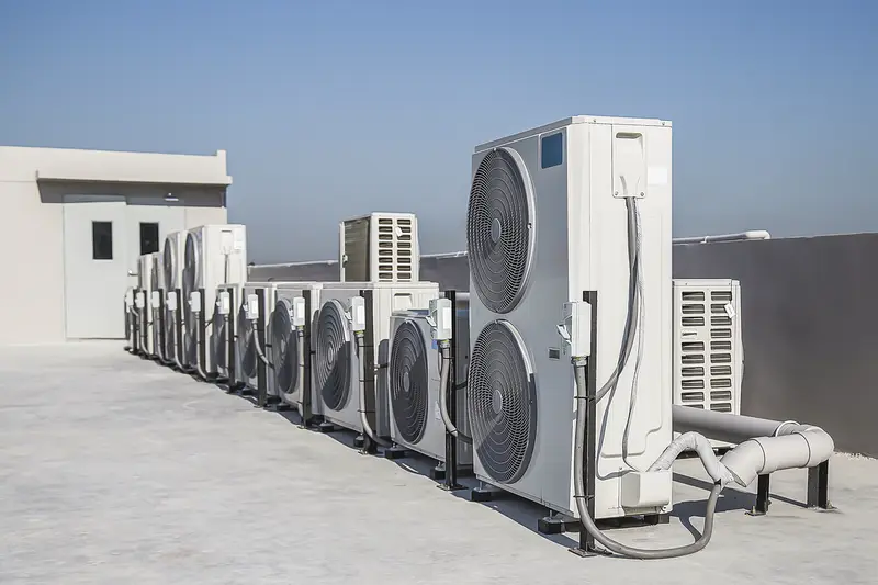Groupes extérieurs alignés en toiture-terrasse d’établissement — climatisation réversible EHPAD en France