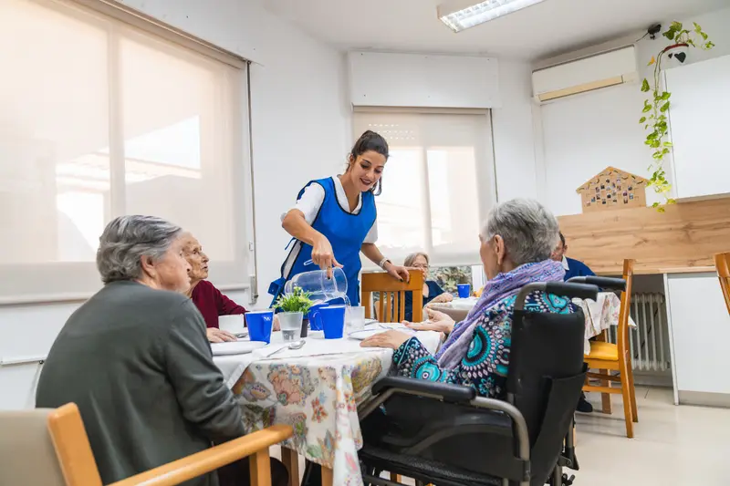 Service en salle à manger climatisée auprès des résidents — climatisation réversible EHPAD en France