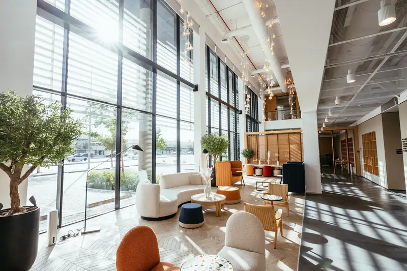 Hall d’accueil lumineux d’établissement au confort thermique maîtrisé — climatisation réversible EHPAD en France