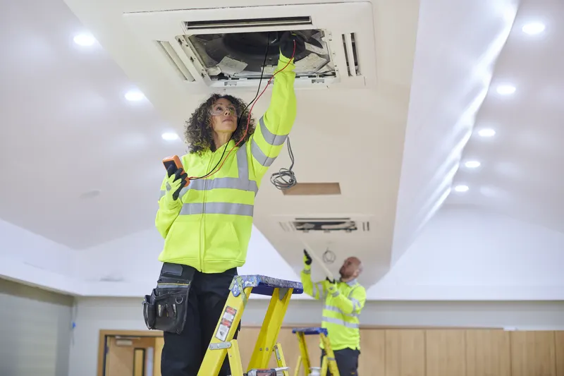 Maintenance d’une cassette plafonnière en immeuble — climatisation réversible immeuble d’habitation dans le Grand Est
