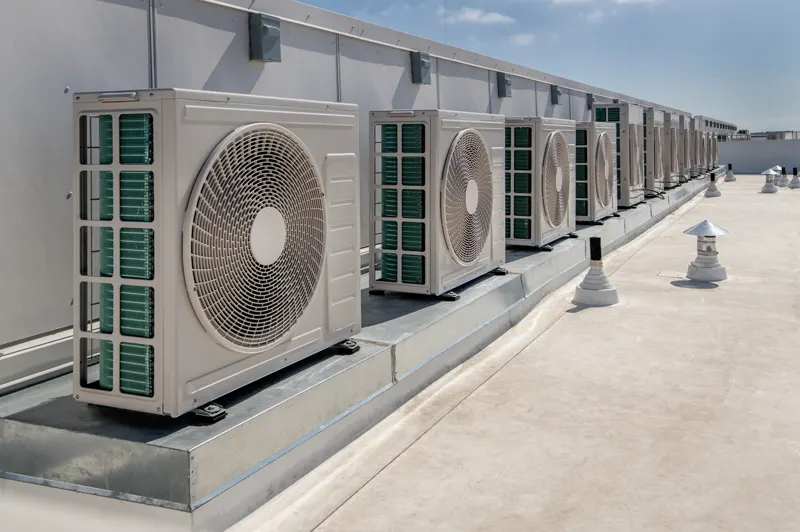 Batterie de groupes extérieurs sur toiture-terrasse — climatisation réversible immeuble d’habitation dans le Grand Est