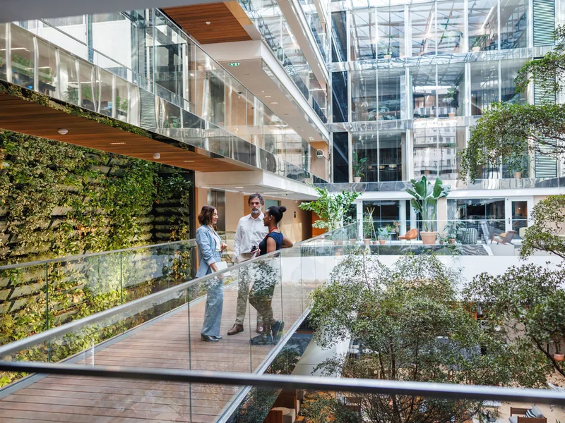 Atrium végétalisé d’un immeuble climatisé — climatisation réversible immeuble d’habitation dans le Grand Est