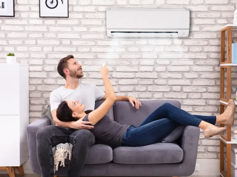 Confort dans le salon sous la climatisation réversible — climatisation réversible en France