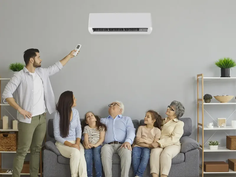 Famille profitant de la climatisation réversible au salon — climatisation réversible en France