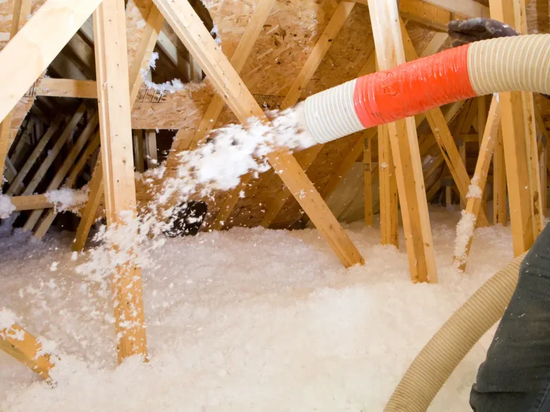 Soufflage de laine dans des combles perdus — France