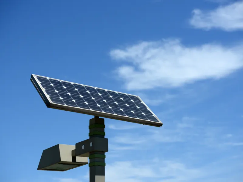 Luminaire solaire autonome (panneau + projecteur) en gros plan — France
