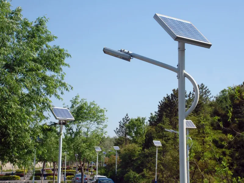 Candélabre solaire sur un espace public — France