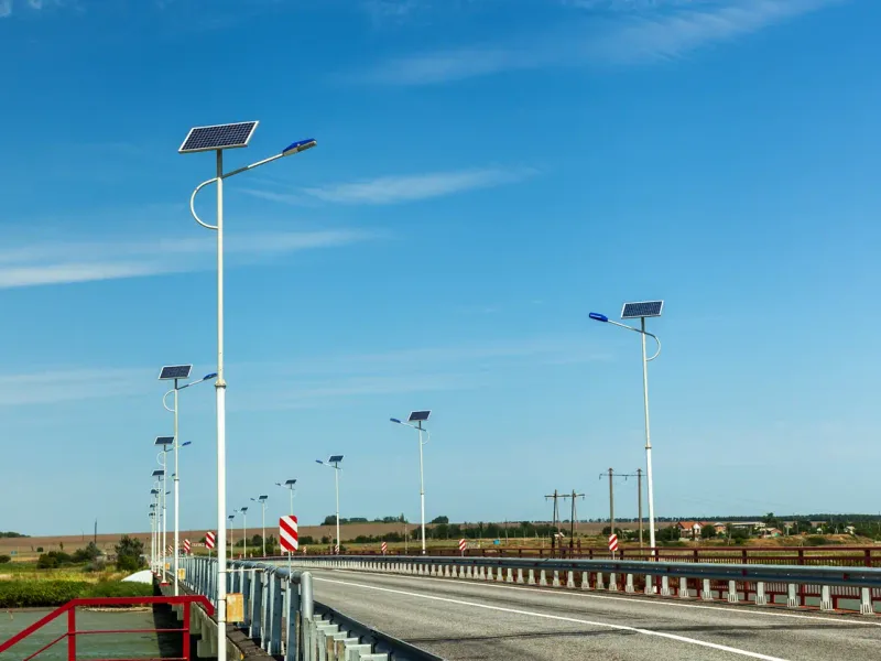 Éclairage solaire de voirie sur un pont — France