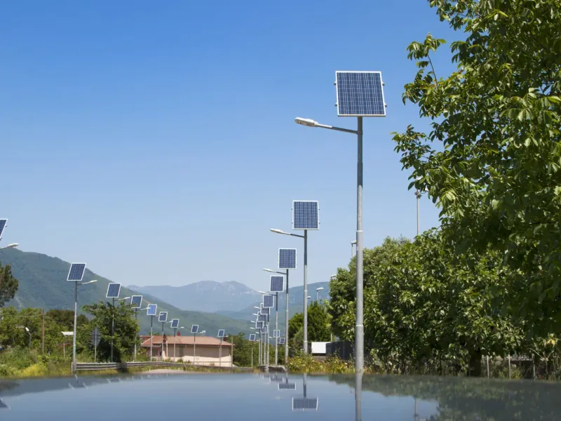 Lampadaires solaires en bord de plan d’eau — France