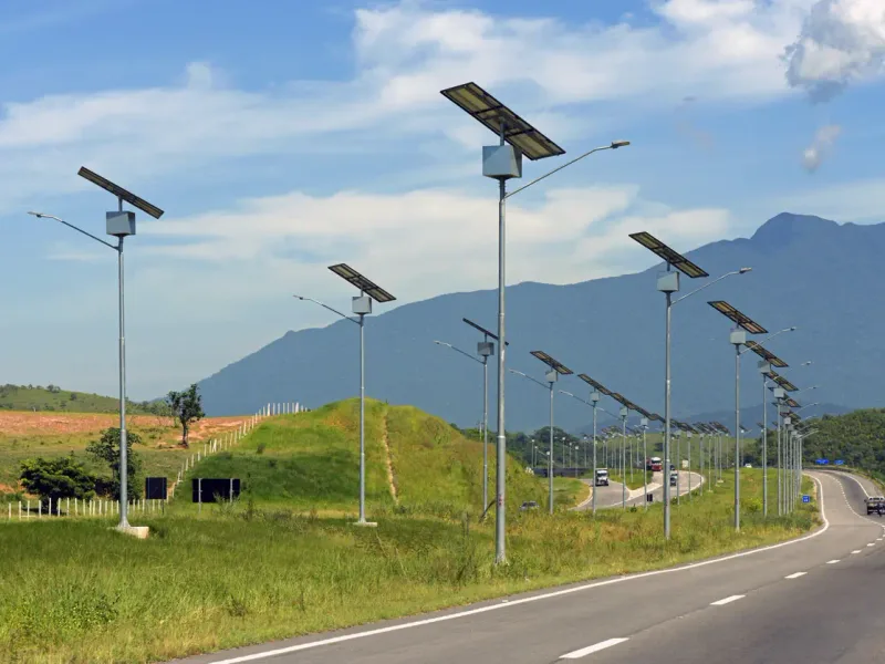 Éclairage solaire le long d’une route — France