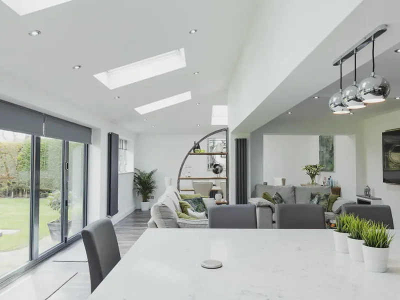 Intérieur moderne avec fenêtres de toiture — France
