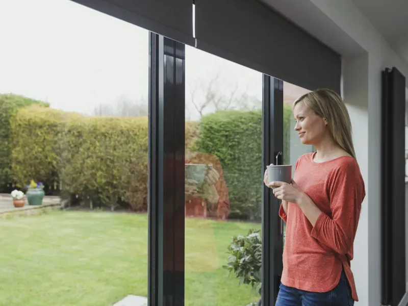 Porte-fenêtre coulissante double vitrage sur jardin — France