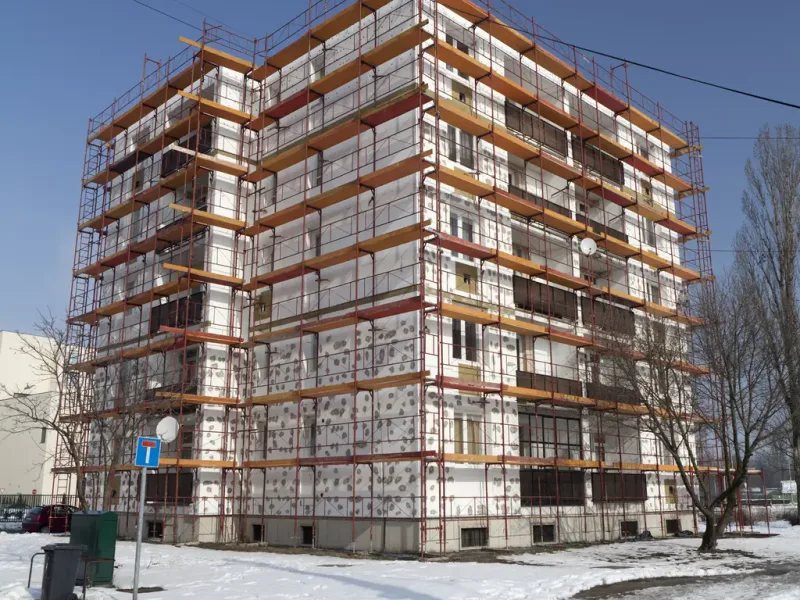 Chantier d’ITE sur immeuble avec échafaudage — France