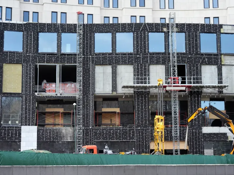 Pose de panneaux isolants en façade d’immeuble — France