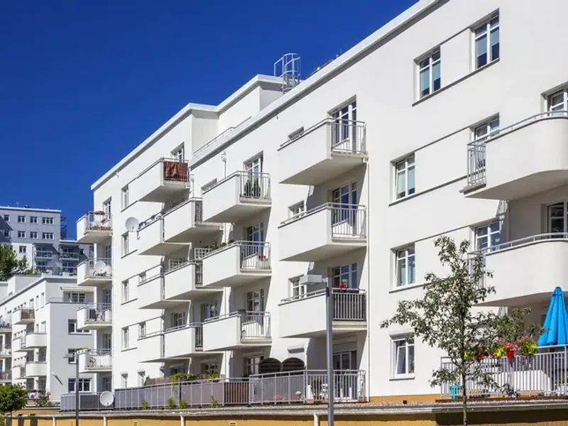 Immeuble collectif à la façade isolée — France