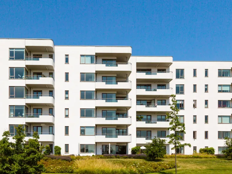 Immeuble résidentiel à la façade isolée blanche — France