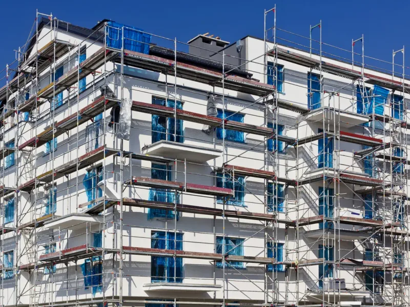 ITE d’immeuble à balcons sur échafaudage — France