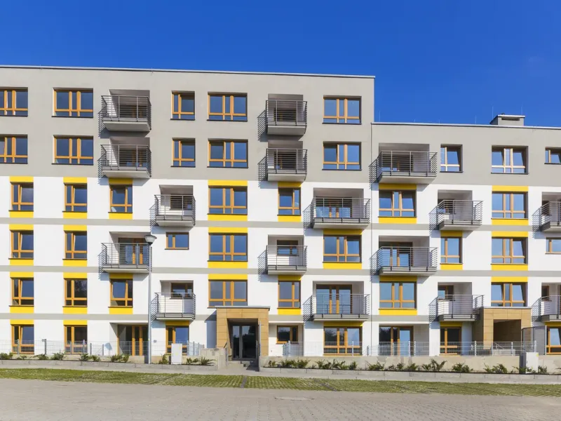 Immeuble collectif à la façade isolée colorée — France