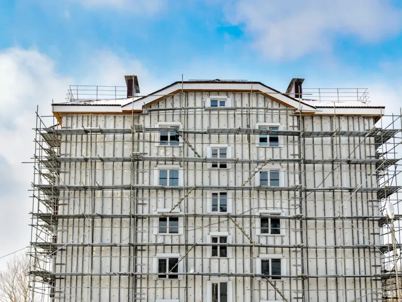 Chantier d’ITE d’immeuble en hiver — France