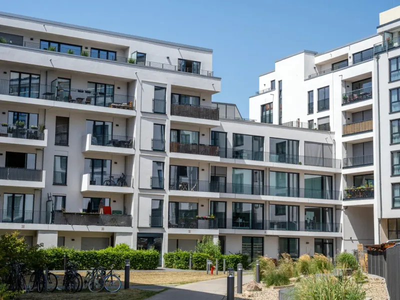 Résidence collective à la façade isolée — France
