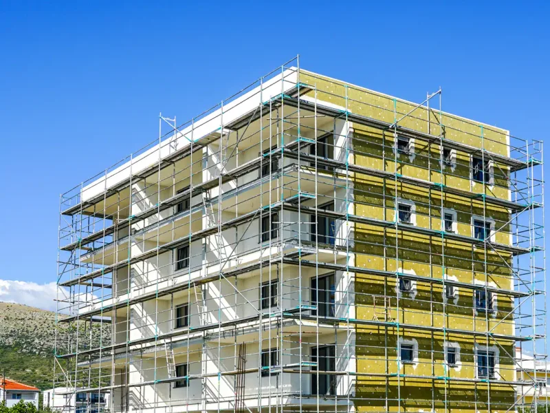 ITE d’immeuble en laine de roche sur échafaudage — France