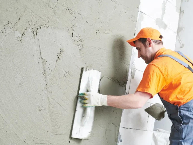 Enduit de finition sur façade isolée — France