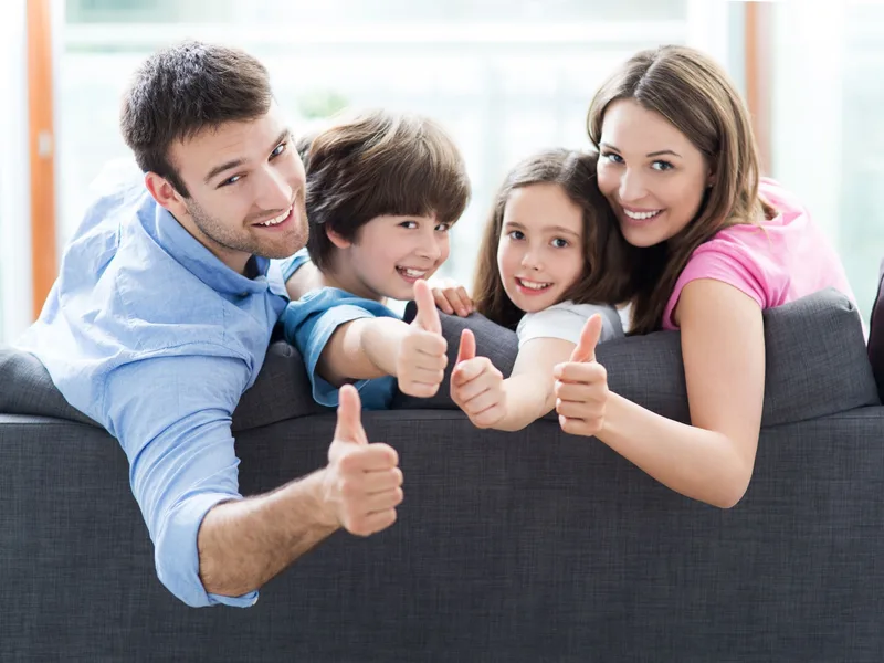 Famille satisfaite du confort de son logement isolé — France