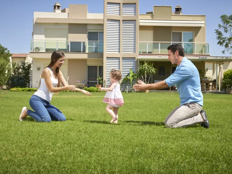 Famille dans le jardin de sa maison — France