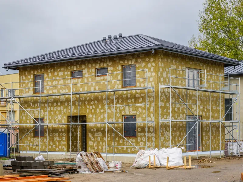 Chantier d’ITE sur échafaudage, laine de roche — France