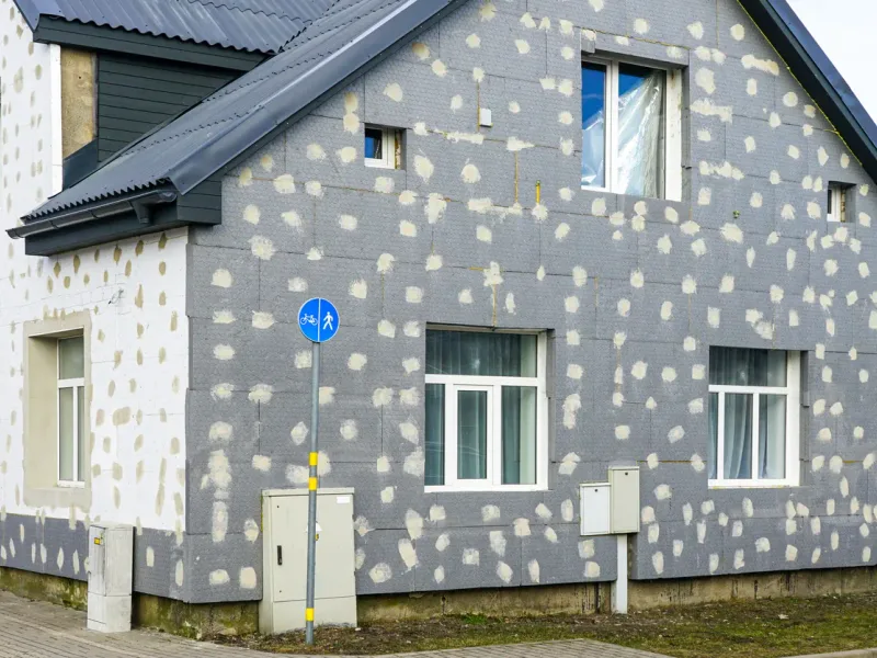 Chantier d’ITE, panneaux isolants collés en façade — France