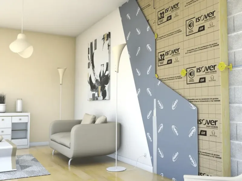 Doublage isolant posé sur un mur intérieur de salon (ITI) — France