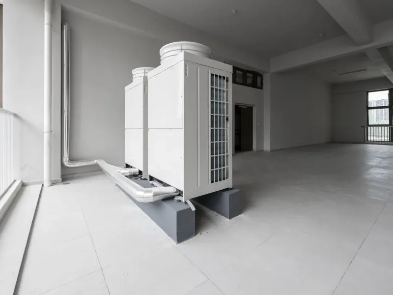 Groupes extérieurs de PAC air/eau sur immeuble — pompe à chaleur air/eau en immeuble en Bretagne