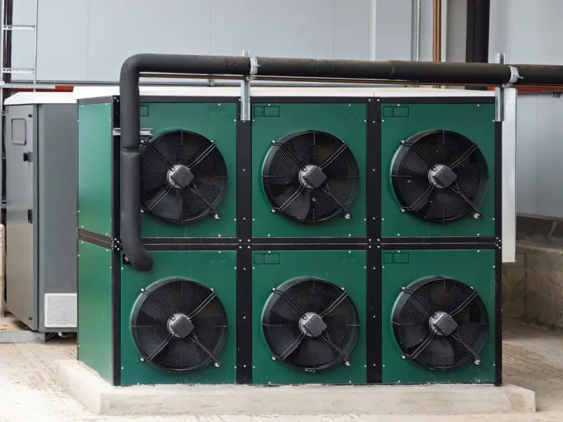 Groupe PAC multi-ventilateurs en local technique — pompe à chaleur air/eau en immeuble en Bretagne