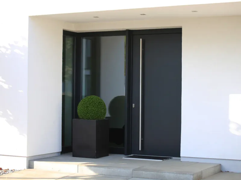 Porte d'entrée aluminium contemporaine — France