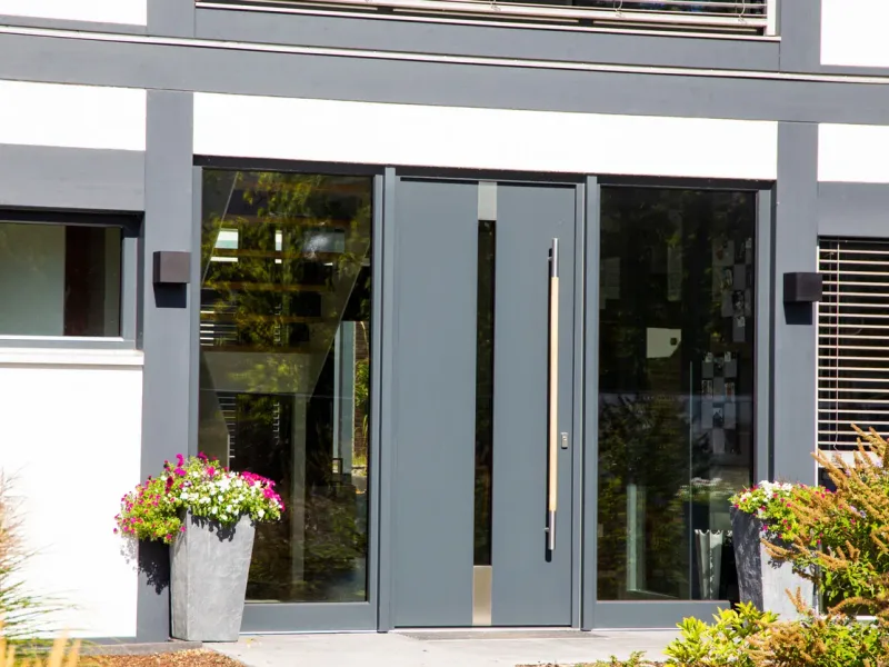 Porte d'entrée vitrée en aluminium gris — France