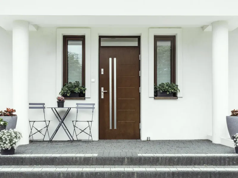 Porte d'entrée en bois d'une maison — France