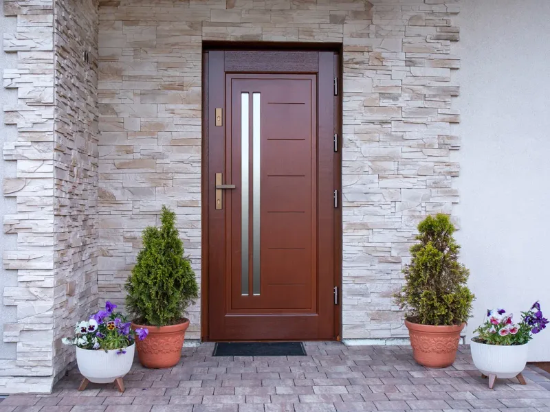 Porte d'entrée en bois contemporaine — France