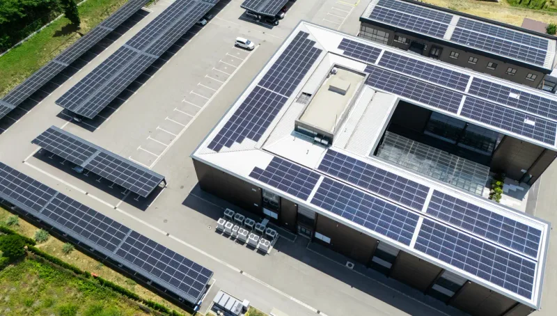 Bâtiment commercial et ombrières de parking solaires — France