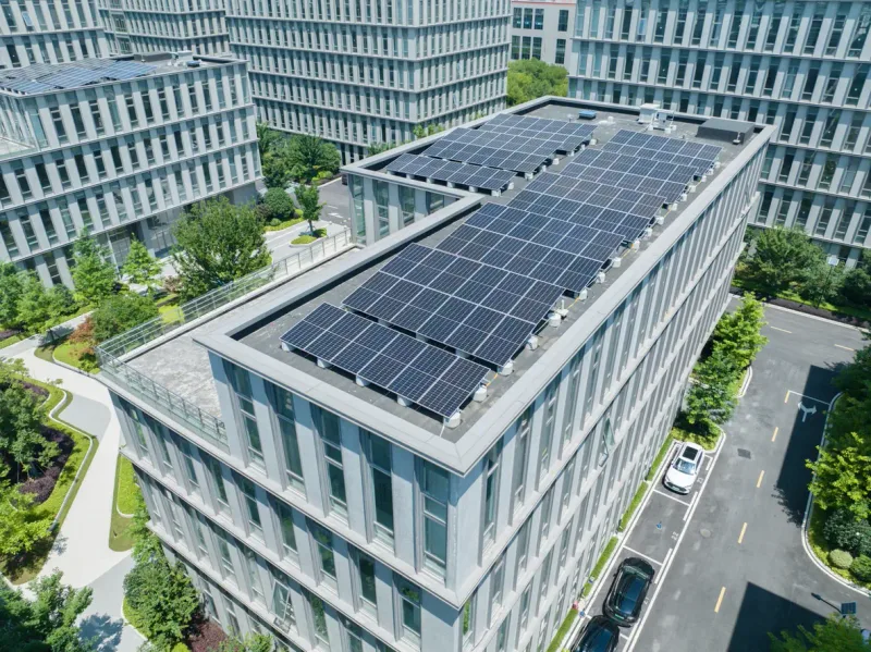 Immeuble de bureaux à toiture photovoltaïque — France