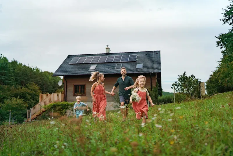 Installation de panneaux solaires sur toit professionnel — France